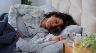 Beyaz bir kadın sabah uyanıp karın ağrısı çekiyor. Adet sancısı çekiyor. Ağrı çekiyor. Kramp geçiriyor.