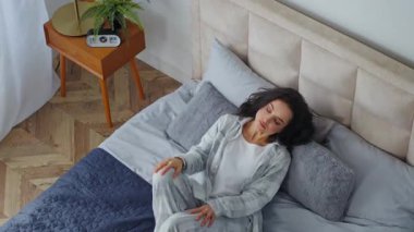 Kafkasyalı yorgun bir kadının yatağa düşüşünü, düşüşünü, dinlenişini, yorgun bir bayanın dinlenmesini ev odasında uyuyuşunu, dinlenmesini, enerji eksikliğini.