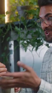 Kafkasyalı iki çok ırklı Hintli erkek arkadaş ofis kafesi projesinde gülüyorlar sıradan insanlar iş arkadaşları gülüyorlar esprili haberlerle kahkahalarla gülüyorlar kahve molası veriyorlar