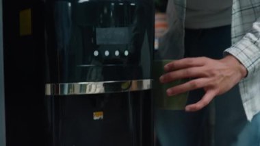 Arap adam ofisteki soğutucudan bardağa su dolduruyor iki farklı iş adamı arkadaşlar iş adamları harika haberleri tartışıyor heyecan verici gülüşmeler Kafkasyalı Hintli ortaklar gelişigüzel bir başlangıç yapıyorlar