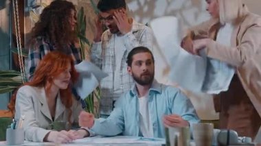 Kafkasyalı lider, çok sayıda gayri resmi iş adamından mutsuz. Öfkeli, kağıt fırlatan, kağıt atan insanlar, çok ırklı iş arkadaşlarının bağıran grupla kavga edip çözüm tartıştığını savunuyor.