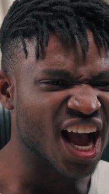 Saldırgan Afrikalı Amerikalı adam fütüristik odada öfkeli bağırıyor gergin erkek oyuncu duygusal tepki kaybediyor çığlık çığlığa bağırıyor.