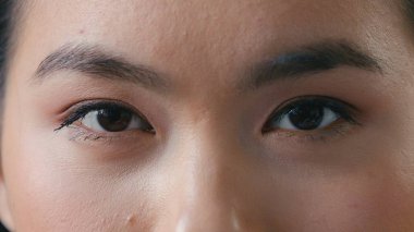 Kapatın Asyalı üzgün, kara gözlü kadın kameraya bakıyor Koreli Çinli kız üzgün, uzun kirpiklere bakıyor iyi görüşler insan görüşü lazer ameliyat göz hekimliği.