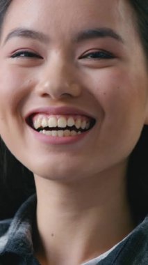Asyalı kadın gülümsüyor kameraya gülüyor neşeli dişlek gülüyor Koreli Çinli kız komik bir şakayla eğleniyor neşeli neşeli neşeli kahkahalar atıyor mutlu kadın portresi içeride eğleniyor