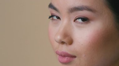 Kapalı alanda gülümseyen Asyalı kadın kadın kozmetoloji kliniği Japon Koreli kız kameralı diş hekimliği hizmetine dişli gülümsemeye sağlıklı dişler cilt bakımı görme düzeltmesi