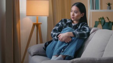 Üzgün, düşünceli Asyalı kadın üzgün, üzgün, üzgün, Koreli kadın, yalnız, duygusal, kötü ruh hali, sorunlu kız bunalımı, stres, kalp krizi, akıl sağlığı kavgası.