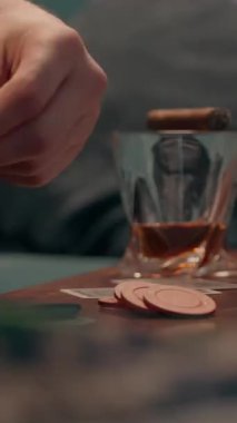 Bilinmeyen zengin, beyaz adam krupiyeci, kumarbaz, kumarbaz, kumarbaz, kumarbaz, kumarhane odasında cips içip sigara içen kumarbaz, poker oynayan, kumarbaz.