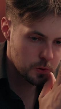 Endişeli Kafkasyalı kumarbaz. Strateji düşünüyor. Poker hazırlıyor. Düşünceli erkek oyuncu iskambil oynuyor.