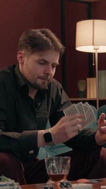 Depresyonda olan Kafkasyalı erkek kumarbaz, puro içiyor poker oynuyor, kumarhane oyunu kaybediyor. Kumar oynayan çılgın kumarbaz kaybediyor.