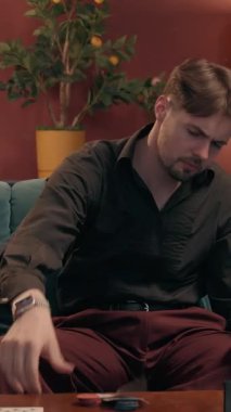 Hüsrana uğramış, sarhoş, Kafkasyalı kumarbaz poker kartları fırlatıyor, kumarhane kumarhanesini kaybediyor, üzgün, oyuncu depresyonda, oyun kaybı, mağlubiyet, mağlubiyet, kumar, gece yarısı borcu.