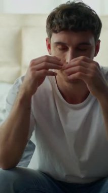 Kafkasyalı mutsuz bir adam yatağında oturmuş acı çekiyor. Yatak odasında depresyonda olan erkek. Ayrılık borcu.