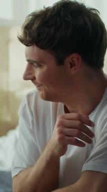 Evde yatak odasına akıllı telefon atan kızgın, beyaz bir adam. Kötü haber, Avrupalı bir erkeğin teknoloji hatası. İflas sorunu.