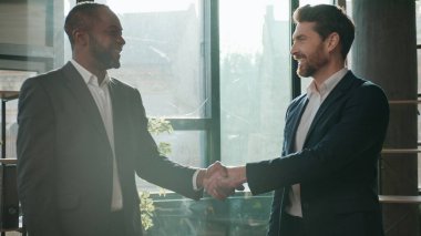 Çeşitli çok ırklı iş adamları iş adamları gülümseyen iş adamları kaygısız bir şekilde el sıkışmaktan mutlu Afrikalı Amerikalı ve Kafkasyalı iş arkadaşları ofis çalışanlarını işe alıyorlar.