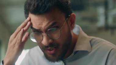 Müslüman iş adamı, Arap erkek, Hintli işadamı cep telefonu dolandırıcılığı yüzünden şoka girmiş. Erkek, para kaybetmiş. Kötü haber uzmanı, profesyonel yönetici.