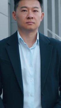 Mutlu, kendinden emin, orta yaşlı Asyalı iş adamı, Kore 'li iş adamı Çinli işadamı pozu vererek el ele verdi. Japon işveren, şehir merkezinde ofis binasının yakınında silah çekiyordu.