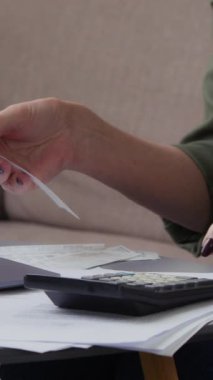 Hesap makinesi kullanan yaşlı kadınları kapat. Çek okuma makbuzu say. Emekli yaşlı, tanınmayan yaşlı bir kadın, aile bütçesini laptopla kontrol ediyor.