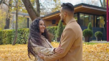 Sonbahar mevsiminde şehir dışında aşık olan İspanyol mutlu çift güz mevsiminde erkek ve kadın, güz parkında iletişim kurar. Kızı işaret eden adam, rüzgârlı havalarda süzülen sarı yaprak yaprağını tartışır.