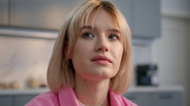 Sakin, üzgün, yalnız, beyaz bir kadın evde oturup sağlık sorunlarını düşünüyor. Evde yalnız başına üzgün bir kadın var. Endişeli bir hastalık.