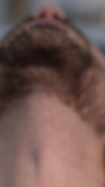 Ev sahibinin koltuğunda uzanan yorgun, beyaz bir adam uyanıyor. Sakin, ciddi bir portre. Kapalı bir daire kiracısı, dinleniyor.