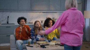 Dört çok ırklı arkadaş erkekler pandomim yapan kadınlar birlikte gülüp eğleniyorlar. Beyaz kadın jest yapıyor. Afrikalı Amerikalı erkekler sessiz sinema oynuyorlar.