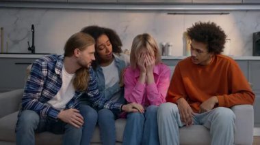 Kanepede oturan çok ırklı erkekler, destek veren arkadaşlar, ağlayan Afrika kökenli beyaz erkekler, destek veren erkekler, kadınların ayrılık sorunlarını çözmede birbirlerine yardım ederler.