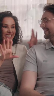 Beyaz bir adam, İspanyol eş ile online alışveriş konusunda tartışıyor. Tatmin olmamış çiftler arasında çatışma var. Latin bir kadın, dizüstü bilgisayarı kocasına götürüyor.