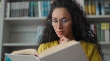 Hintli Latin kökenli kadın öğrenci, kitap okuyor, üniversite kütüphanesi hazırlıyor, lisede okuyan zeki kız, edebiyat okuyor, edebiyat hobileri öğreniyor, kitaplık eğitimi alıyor.