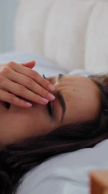 Beyaz kadın öksürük solunum yolu bronşiti. Yatakta yatan kadın. Kötü kovid 19 enfeksiyon. Salgın mevsimsel grip.