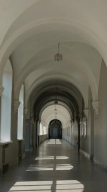 Okulun koridorundaki boş koridor. Kolej akademisi. İçerideki üniversite. Kapalı alanda.
