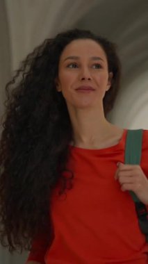 İspanyol öğrenci kız üniversite koridorunda yürüyor, çok ırklı arkadaşlarla buluşuyor, kadın üniversite öğrencileri birlikte yürüyor, Afrikalı erkek erkeğe sarılıyor, erkek erkeğe, kadın kıza arkadaşlık eğitimi veriyor.