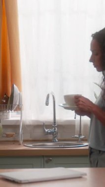 Sabah İspanyol kadın mutfakta kahve içiyor gülümsüyor dizüstü bilgisayar açıyor internette işe başlıyor mutlu Latin kadın ev kadını serbest çalışıyor çay içiyor bilgisayardan yemek siparişi veriyor.