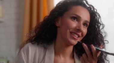 Mutlu gülümseyen Latin iş kadını konuşuyor. Cep telefonu konuşuyor. Sesli mesaj kaydediyor. Hispanik iş kadını.