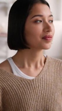 Rahatlamış İspanyol kadın evinde kanepede gülümseyerek rahatça rahatça rahatına bakıyor ev sahibi mutlu bayan kadın ellerini başının arkasına koy kanepeye uzan tembelce dinlenme haftasonu klimasının keyfini çıkar