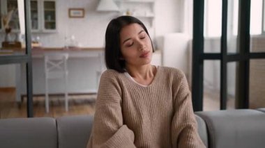 Yorgun İspanyol bir kadın, evinde rahat rahat rahat kanepede uzanıyor. Dertsiz tasasız, bitkin, ev sahibi kadın kiracı. Kadın, hafta sonu ev kredisi ipoteği sigortası yaptırıyor.