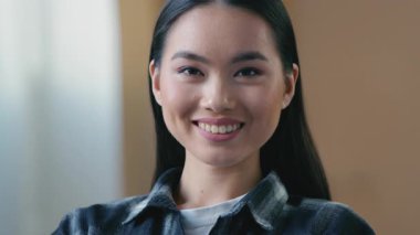 Yakın plan Asyalı kadın kameraya gülümsüyor samimi yüz ifadesi mükemmel cilt makyaj portresi Koreli Çinli kız 20 'li yaşlarda kız öğrenci kız arkadaş modeli dişi mutlu gülümseme