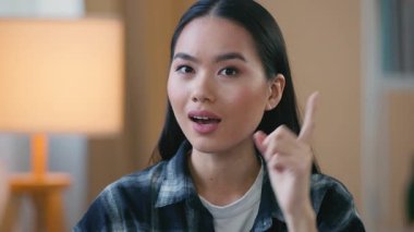 Asyalı Koreli bir kadının, yaratıcı zeki bir kadının evde işaret parmağı kaldırdığını düşünen portresi. Düşünceli bayan, çözümü anımsıyor. Düşünceli ifadeler, düşünceli ifadeler.