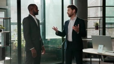 İki erkek iş adamı çok ırklı iş adamları ofis çalışmasında el sıkışıyorlar ortaklık çok uluslu işbirliği meslektaşları beyaz Afrikalı Afrikalı Amerikalı ortakların ticaretini yapıyor.