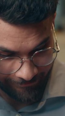 Sinirli endişeli Hintli iş adamı sorunu cep telefonu teknolojisi Arap iş adamı öfkeli stresli akıllı telefon uygulaması bildirim bankası kapalı kafedeki şok işvereni reddedildi