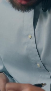 Stresli çoklu görev sahibi Hintli işadamı telefon yazma verilerine bakıyor çek makbuzuna bakıyor Arap erkek işadamı yöneticiliği cep telefonu faturaları hakkında konuşuyor.