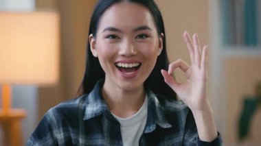 Mutlu Asyalı kadın gülümsüyor. Tamam jest kamerası gösteriyor. Japon bayan Koreli kız işaret dilini iyi haber, zafer sembolü.