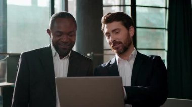 Çeşitli iş adamları iş arkadaşları internette internet üzerinden internet üzerinden iş birliği yapıyor. Ofiste internet üzerinden ortaklar konuşuyor. Çok ırklı iş adamları kurumsal başarı projesi teknolojisini tartışıyor.