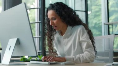 Neşeli, mutlu, İspanyol iş kadını bilgisayar daktilosu gülümseyen iş kadını, gülümseyen bayan çalışan, internet üzerinden çalışan, iş yerindeki neşeli, uzman sohbet mesajları yazan iş kadını.