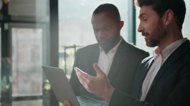 İki farklı adam çok ırklı iş adamları online sunum güneşli ofis takım çalışması ile sunum Kafkasyalı iş adamı dijital veri sunan Afrikalı Amerikalı lider