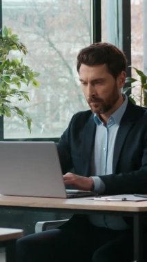 Ofiste dizüstü bilgisayar yazan beyaz işadamı profesyonel erkek yönetici. Girişimci iş adamı. İnternet üzerinden konsantre işveren internet temsilcisi taraması yapıyor.