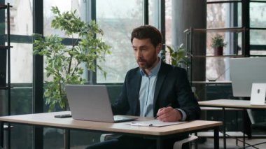 Beyaz iş adamı video üzerinden bilgi yazma konusunda konuşuyor. Ajan, profesyonel İK yöneticisi, girişimci, CEO, iş adamı konferansı görüşmeleri online.