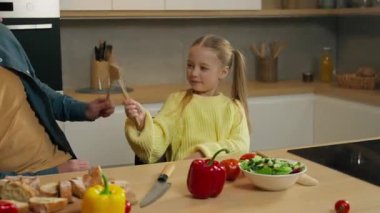 Kafkasyalı mutlu aile birlikte vakit geçirir. Mutfakta eğlenceli oyunlar oynarlar. Kızıyla mutlu baba, kaşıklarla kavga eder.