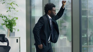 Afro-Amerikalı, iflastan endişelenen iş adamını üzdü. Kötü iş, pencere işadamının bitkin düşmesine yol açtı.