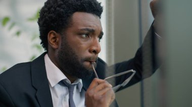 Endişeli Afrikalı Amerikalı erkek iş adamı erkek işadamı düşünme çözümünü vurguladı ofis sorununda cam eğimli cam aldı iş stresi iş stresi iş başarısızlığına karar verdi