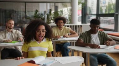 Lisedeki dört farklı sınıf arkadaşı iyi sonuç sınavını kutluyorlar. Birlikte sevinçle bağırıyorlar, kucaklaşıyorlar. Başarı eğitimi alıyorlar.