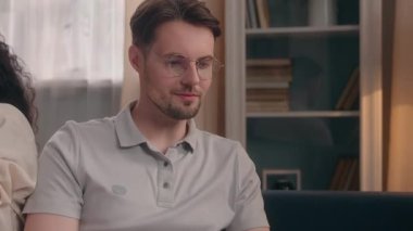 Çok ırklı çiftler, bilgisayar başında yazı yazan Kafkasyalı bir adamla kavga ediyor. İspanyol kadını görmezden geliyor. Üzgün sevgili, internet bağımlılığından rahatsız.